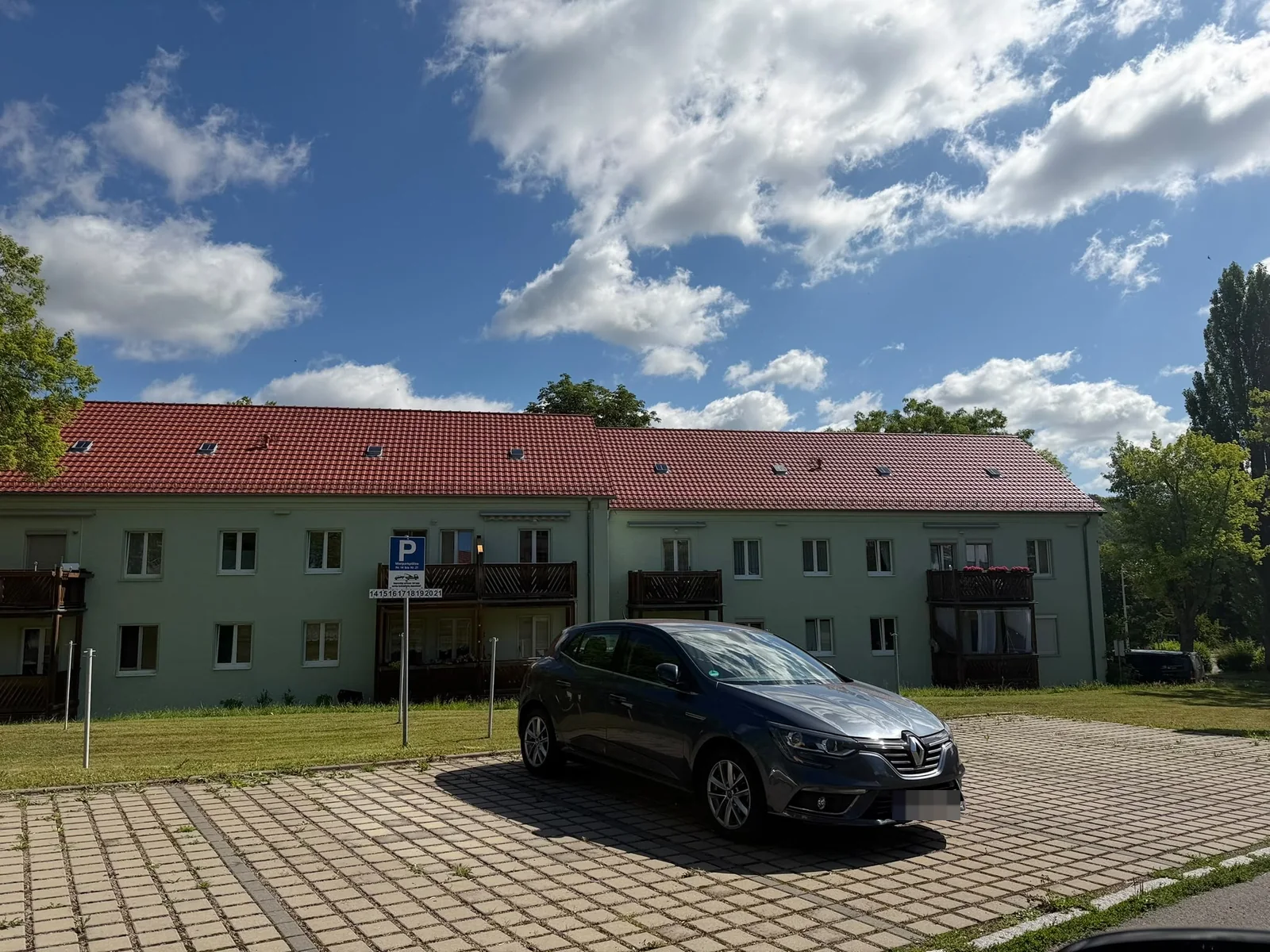 Mehrfamilienhaus mit neuer roter Ziegeleindeckung