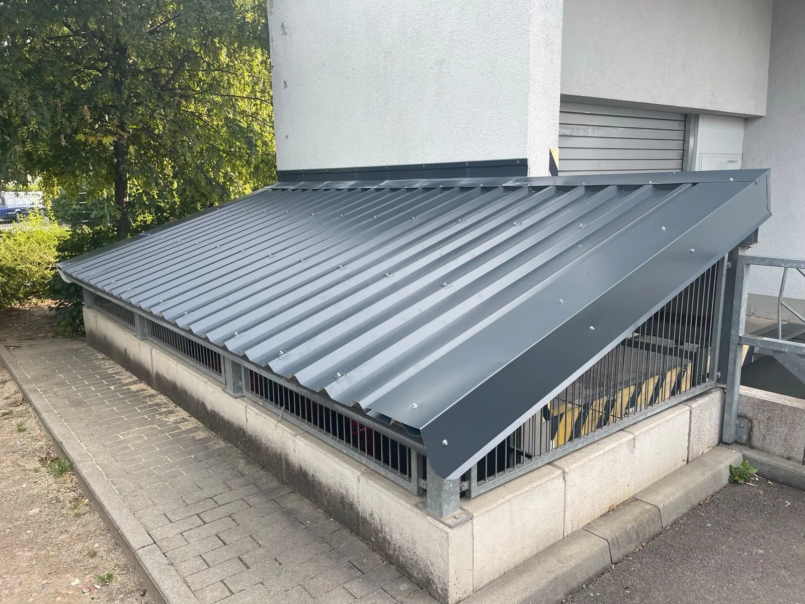 Trapezblecheindeckung aus Metall über einem Anbau