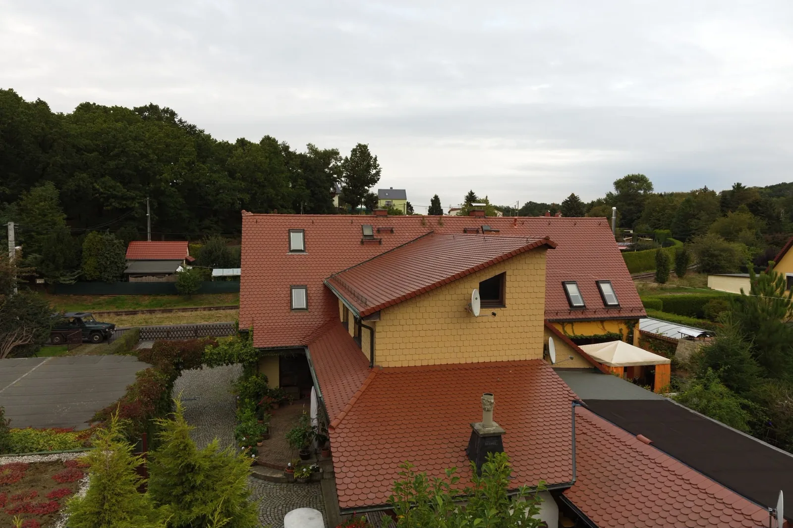 Luftaufnahme eines Wohnhauses mit neuer Ziegeleindeckung in der Region Freital